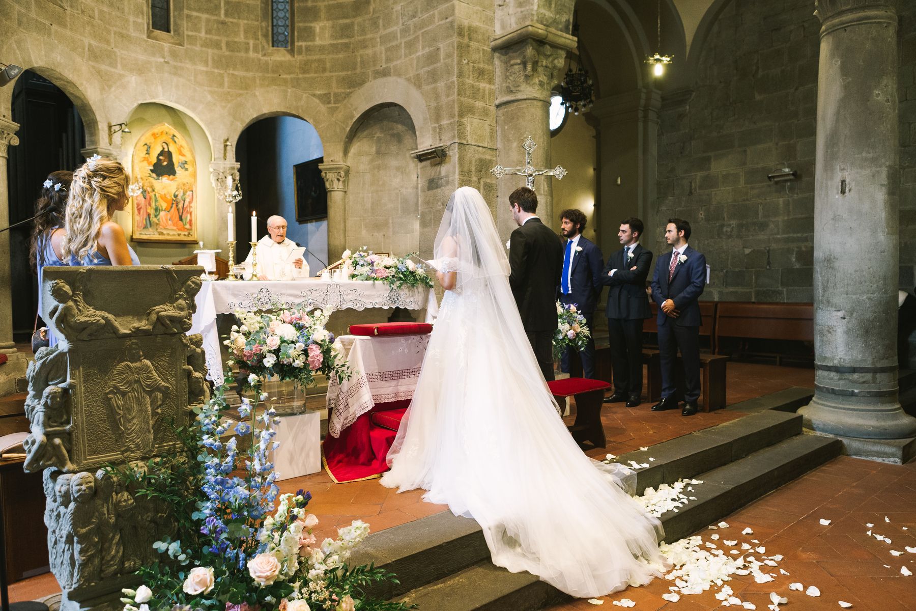 religious-roman-catholic-wedding-ceremony-in-tuscany